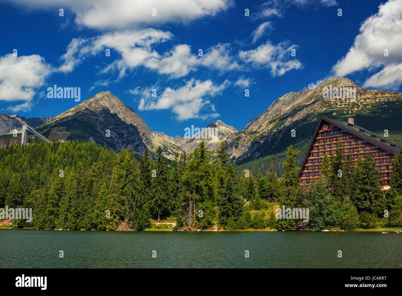 Alti Tatra paesaggio con lago e cielo blu Foto Stock