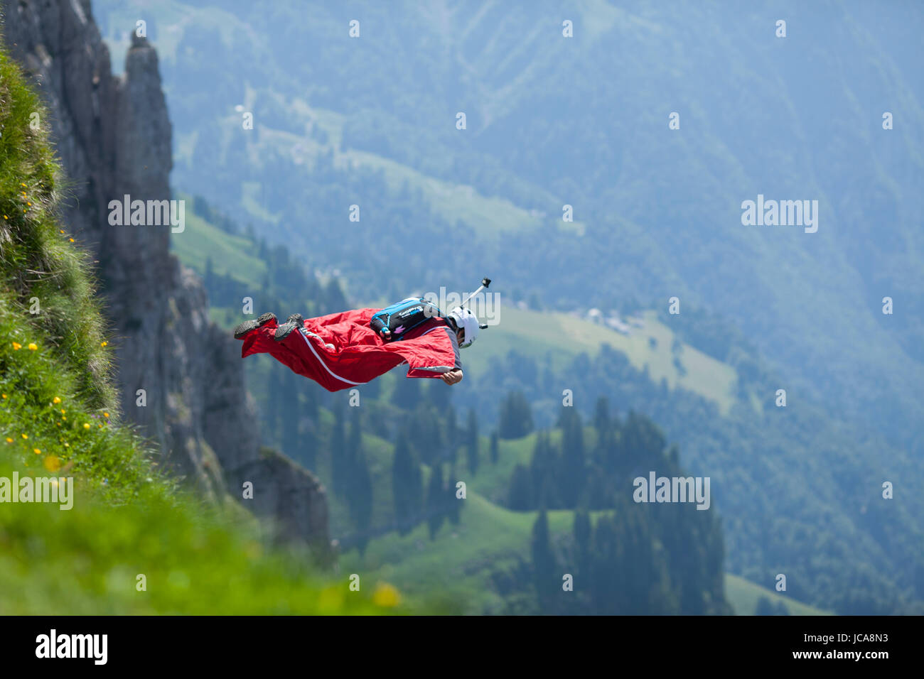 Tuta alare pilota Miller Marshall battenti nelle Alpi Svizzere. Lauterbrunnen, Svizzera. Foto Stock