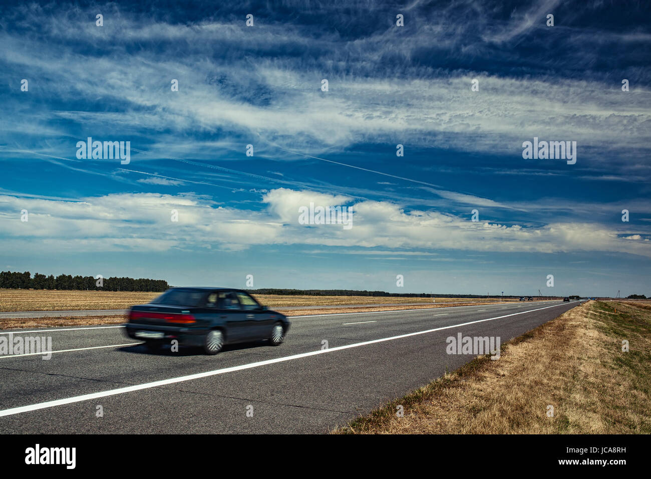 Viaggio in auto sulla strada in Europa. Cielo blu e campo estivo panorama. Foto Stock