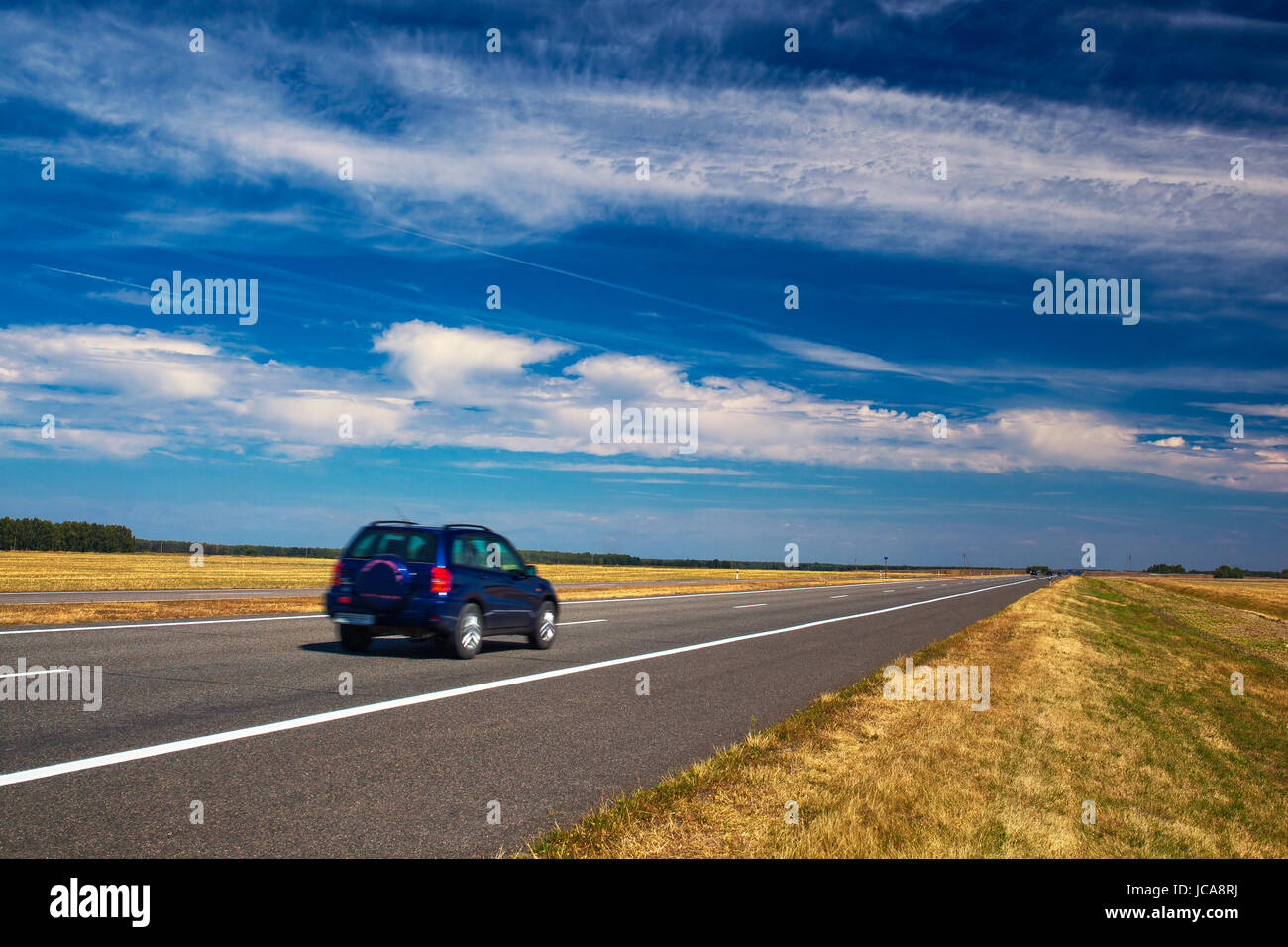 Viaggio in auto sulla strada in Europa. Cielo blu e campo estivo panorama. Foto Stock