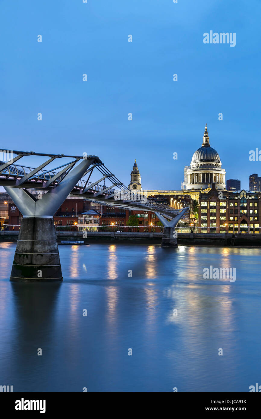 Cattedrale di San Paolo, il Millenium Bridge e il fiume Tamigi, London, England, Regno Unito Foto Stock