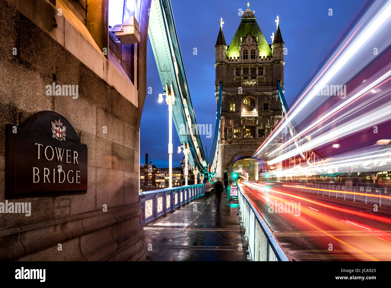 Il Tower Bridge e striature chiare, London, England, Regno Unito Foto Stock