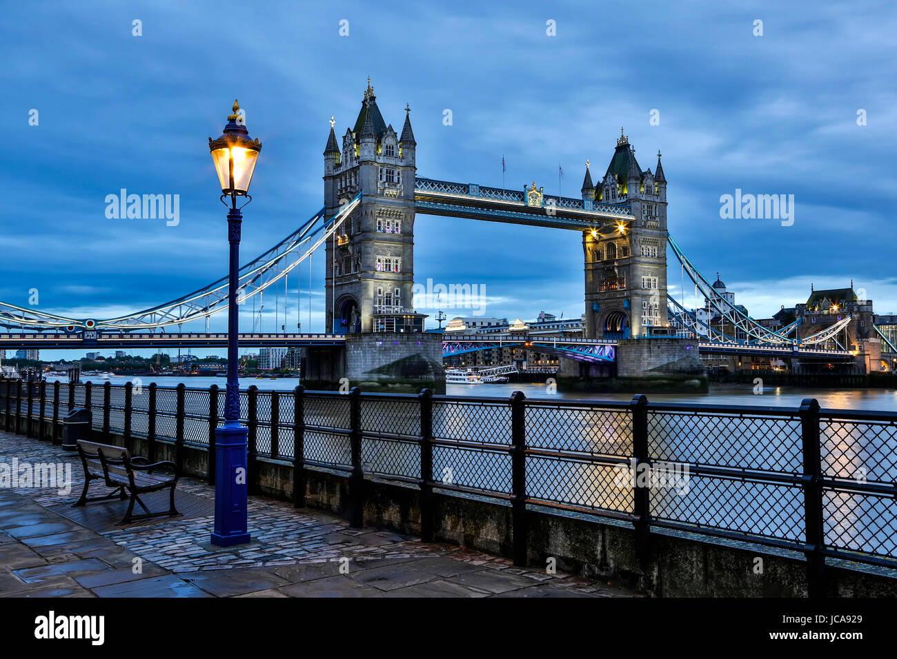 Il Tower Bridge e il fiume Tamigi, London, England, Regno Unito Foto Stock
