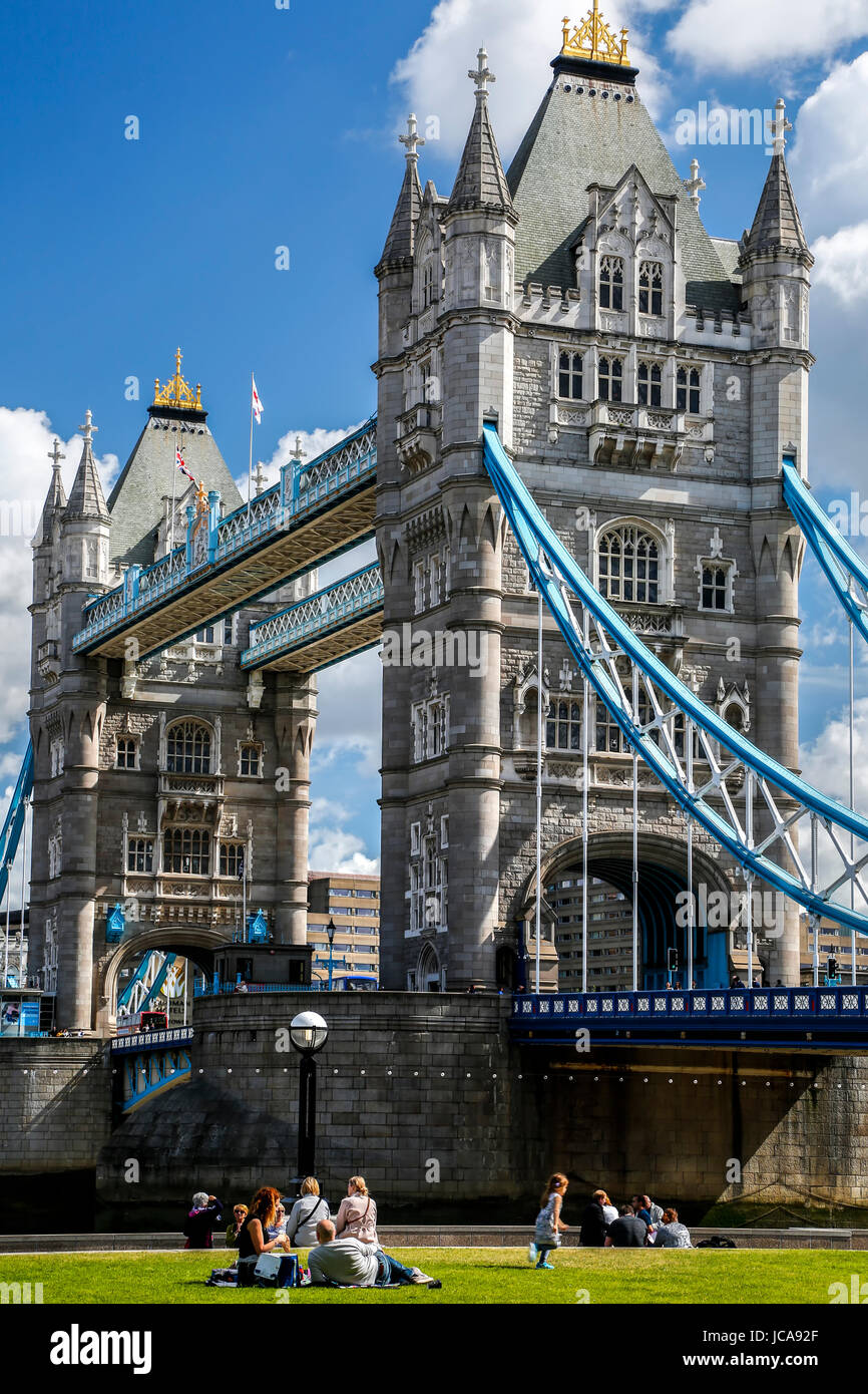 La gente sul prato e il Tower Bridge di Londra, Inghilterra, Regno Unito Foto Stock