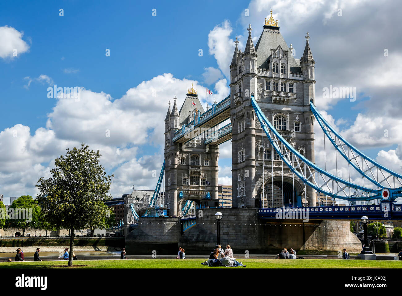 La gente sul prato e il Tower Bridge di Londra, Inghilterra, Regno Unito Foto Stock