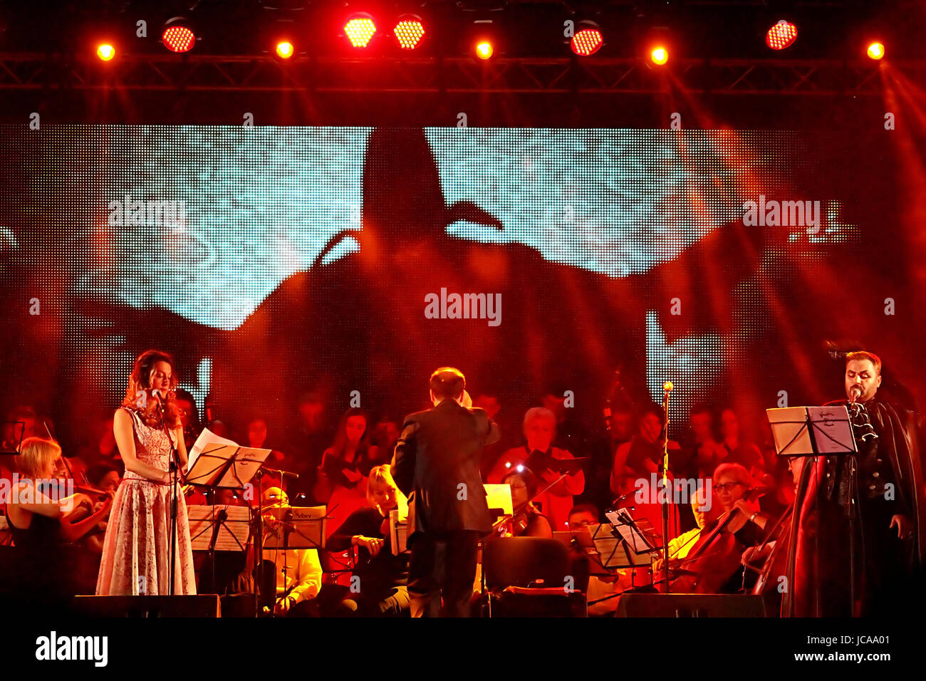 TULCHYN, Ucraina - 05 giugno 2017: Perfomance di Ballo dei Vampiri da Jim Steinman all'aria aperta scena di OperaFestTulchyn Foto Stock