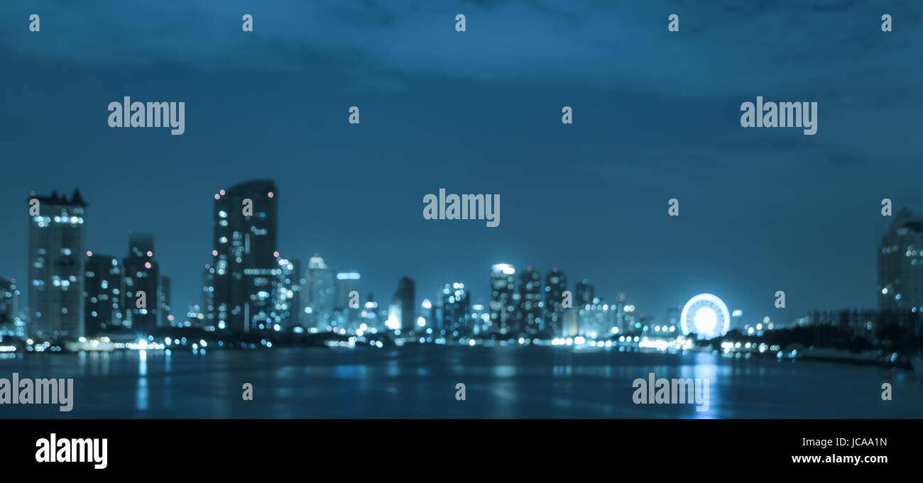 Bangkok skyline notturno- sfocato sfondo bokeh di fondo Foto Stock