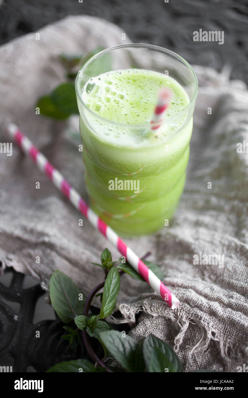 Verde con succo di frutta e verdure fresche Foto Stock