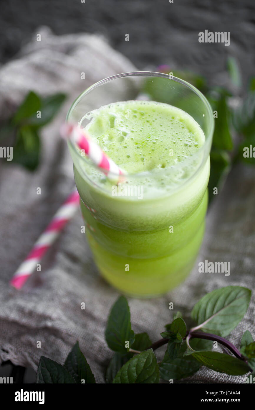 Verde con succo di frutta e verdure fresche Foto Stock