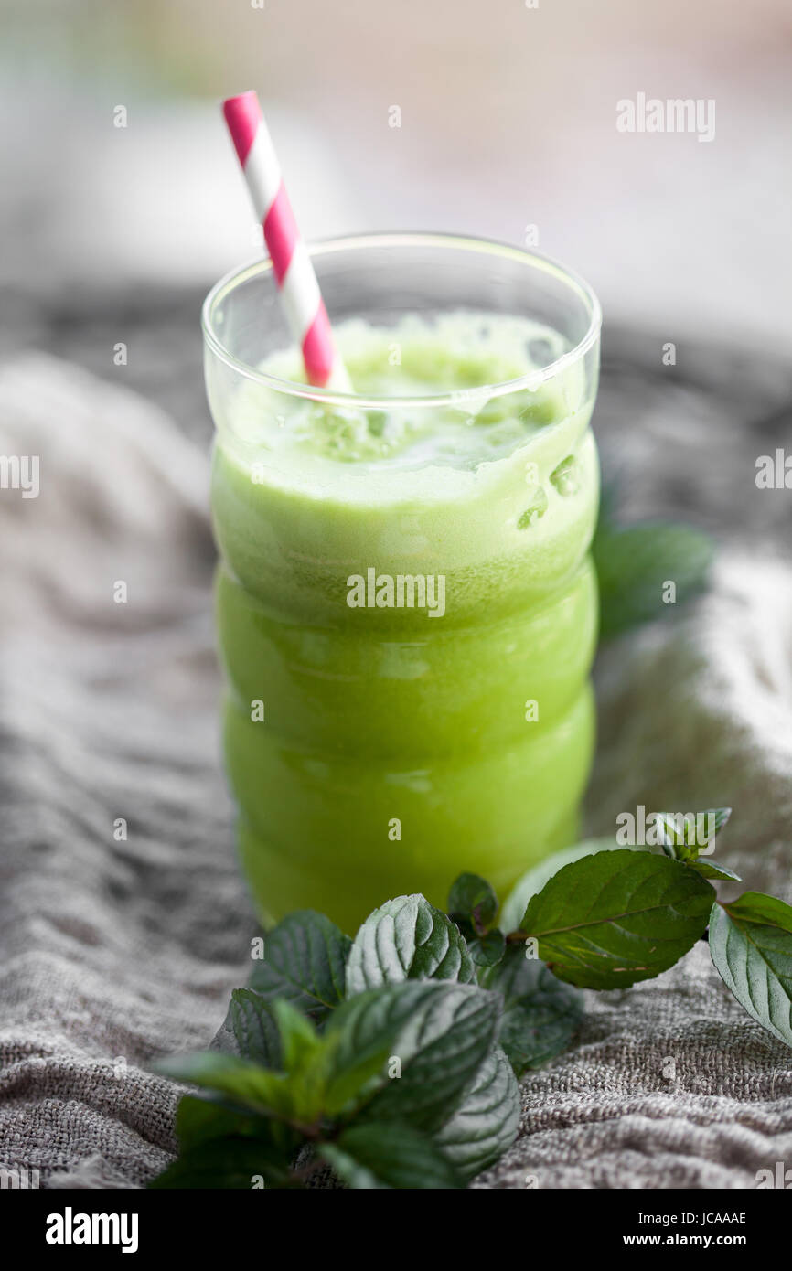 Verde con succo di frutta e verdure fresche Foto Stock
