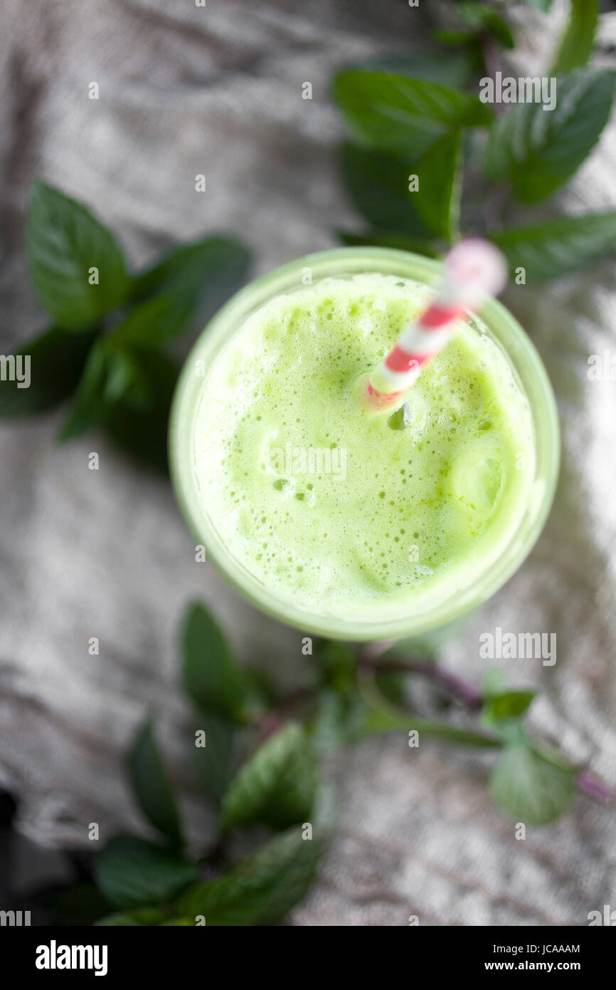 Verde con succo di frutta e verdure fresche Foto Stock