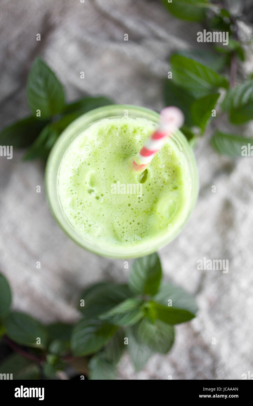 Verde con succo di frutta e verdure fresche Foto Stock