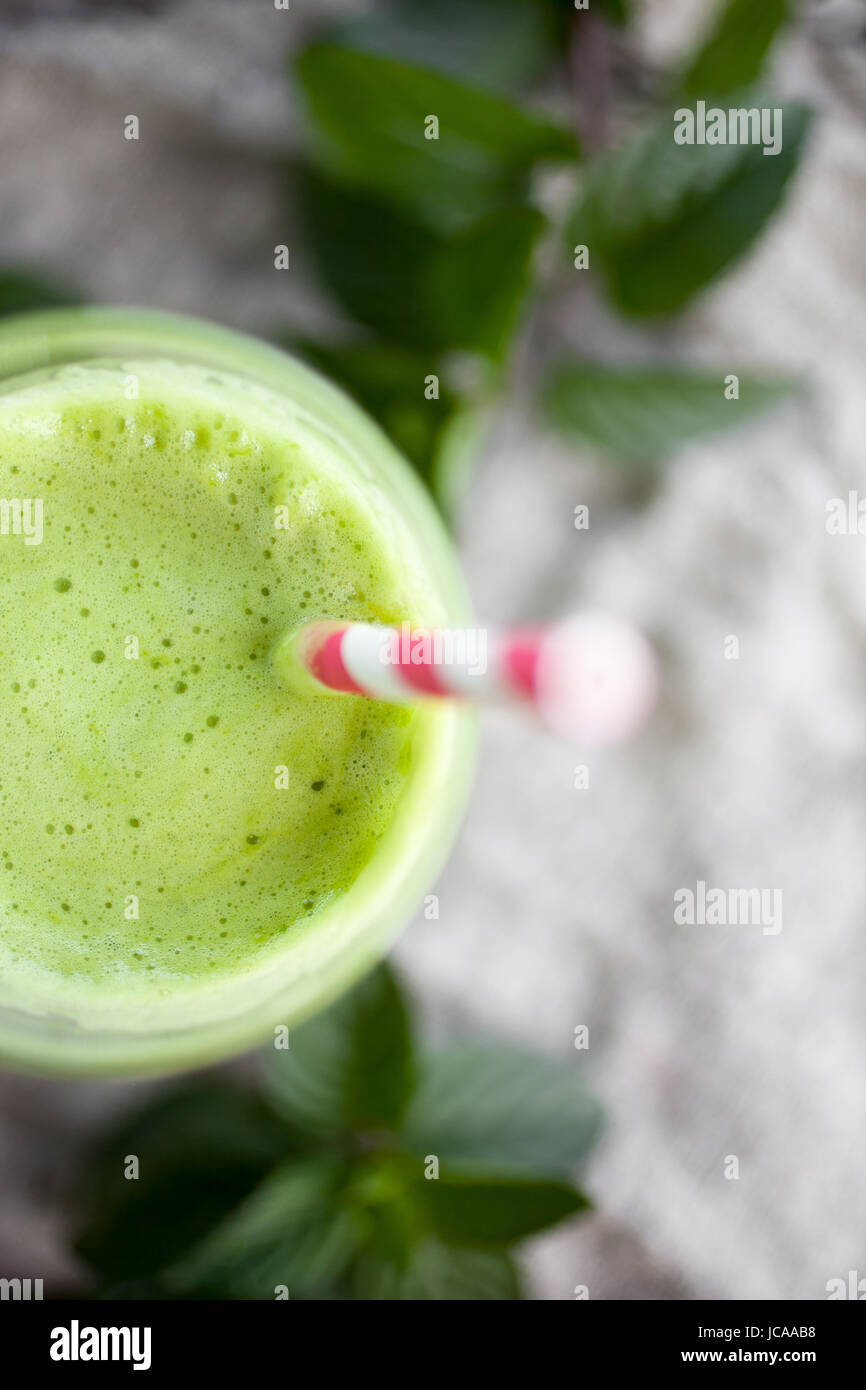 Verde con succo di frutta e verdure fresche Foto Stock