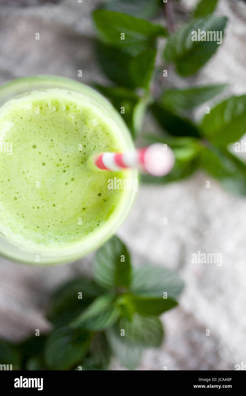 Verde con succo di frutta e verdure fresche Foto Stock