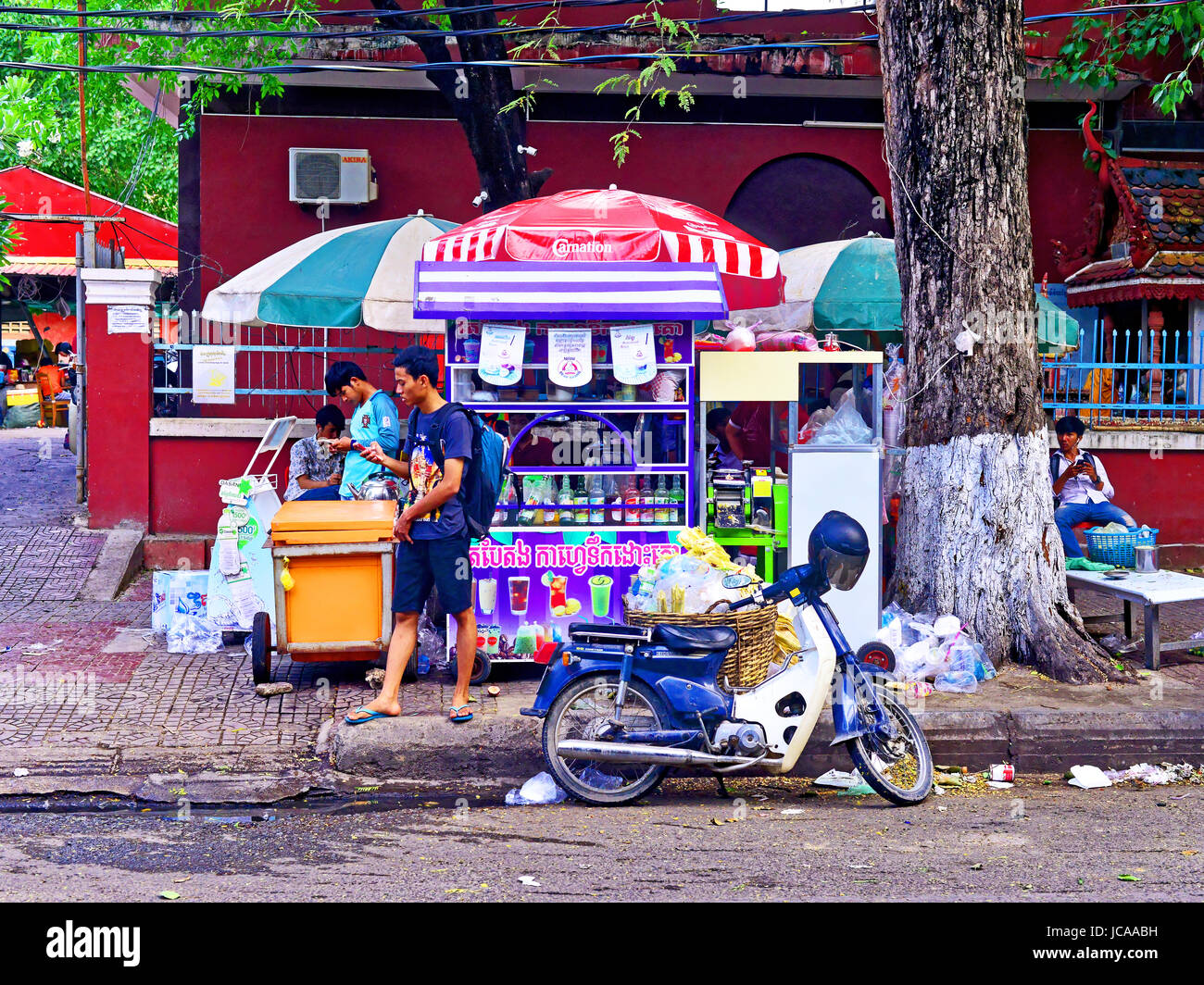 Gli studenti universitari il cibo e le bevande in stallo di Phnom Penh Foto Stock