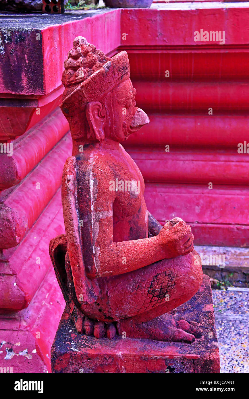Dio rosso della pietra che intaglia Art College di Phnom Penh Foto Stock
