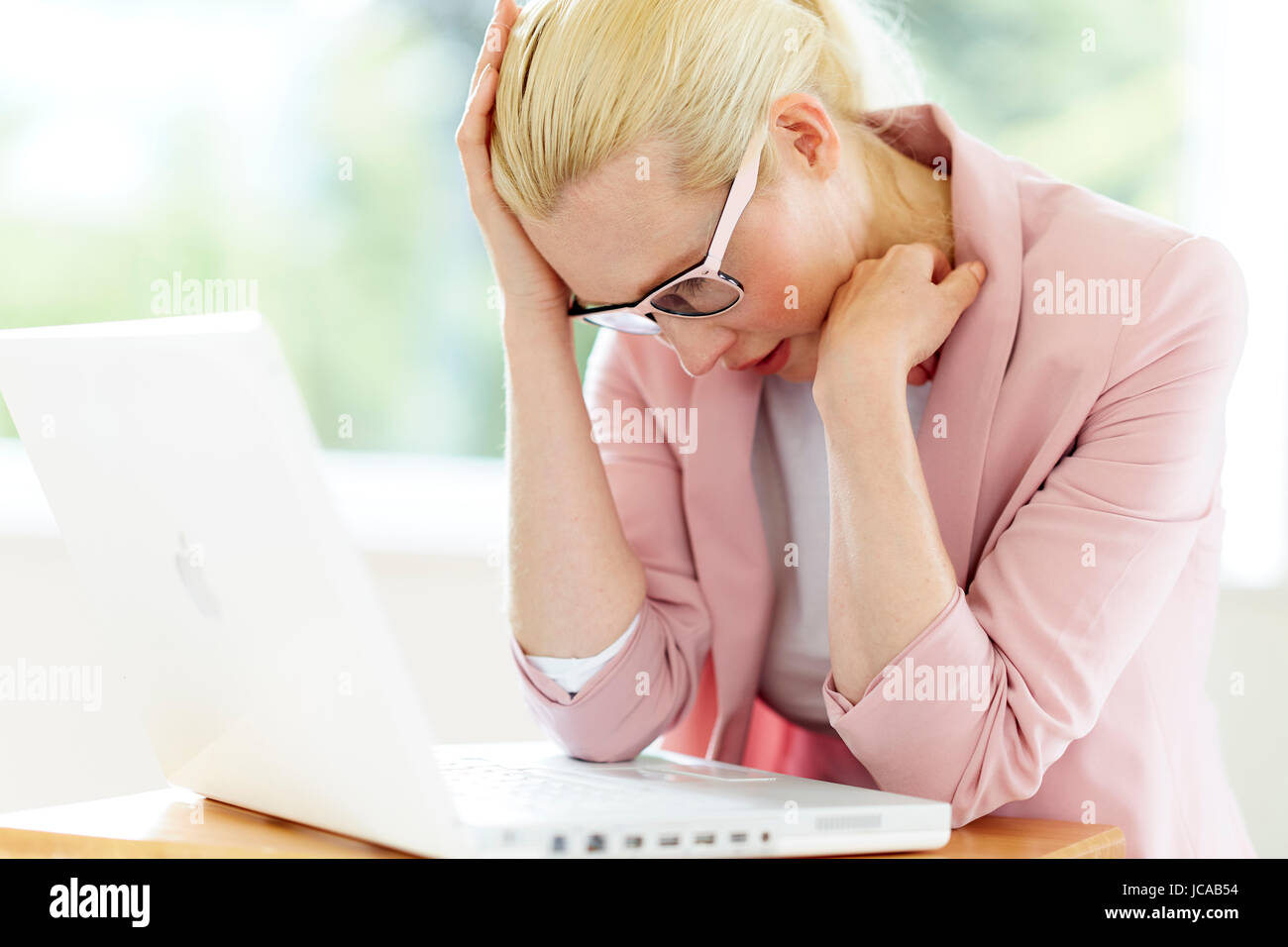 Ha sottolineato la donna al lavoro Foto Stock