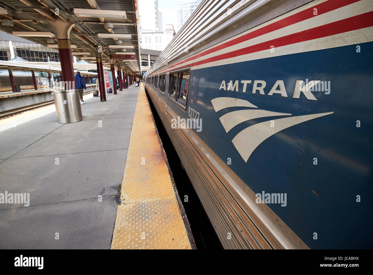 Il logo di Amtrak su un treno regionale è arrivato in South Street Station Boston STATI UNITI D'AMERICA Foto Stock