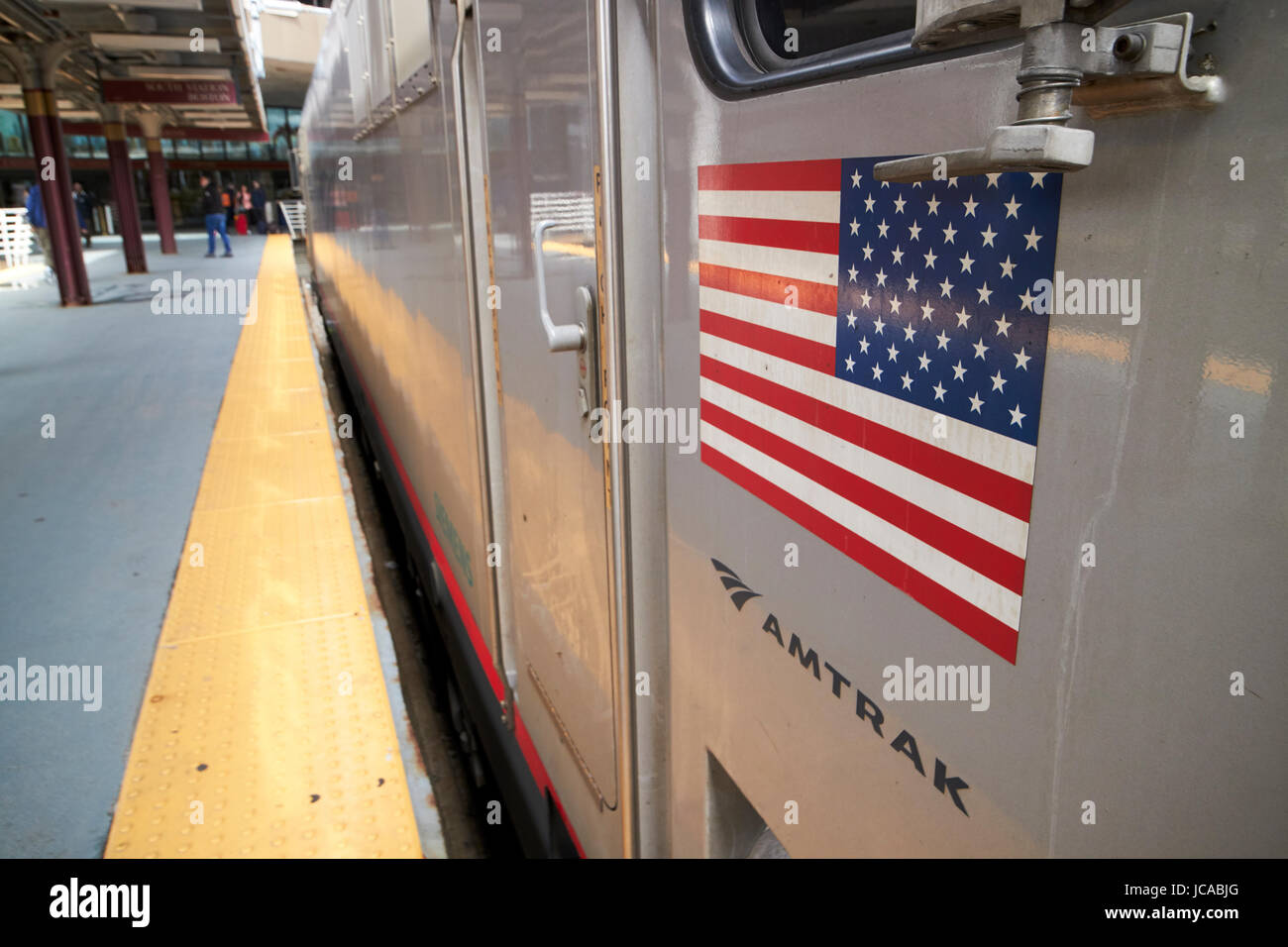 Bandiera americana su Amtrak siemens acs-64 regionale locomotiva del treno South Street Station Boston STATI UNITI D'AMERICA Foto Stock