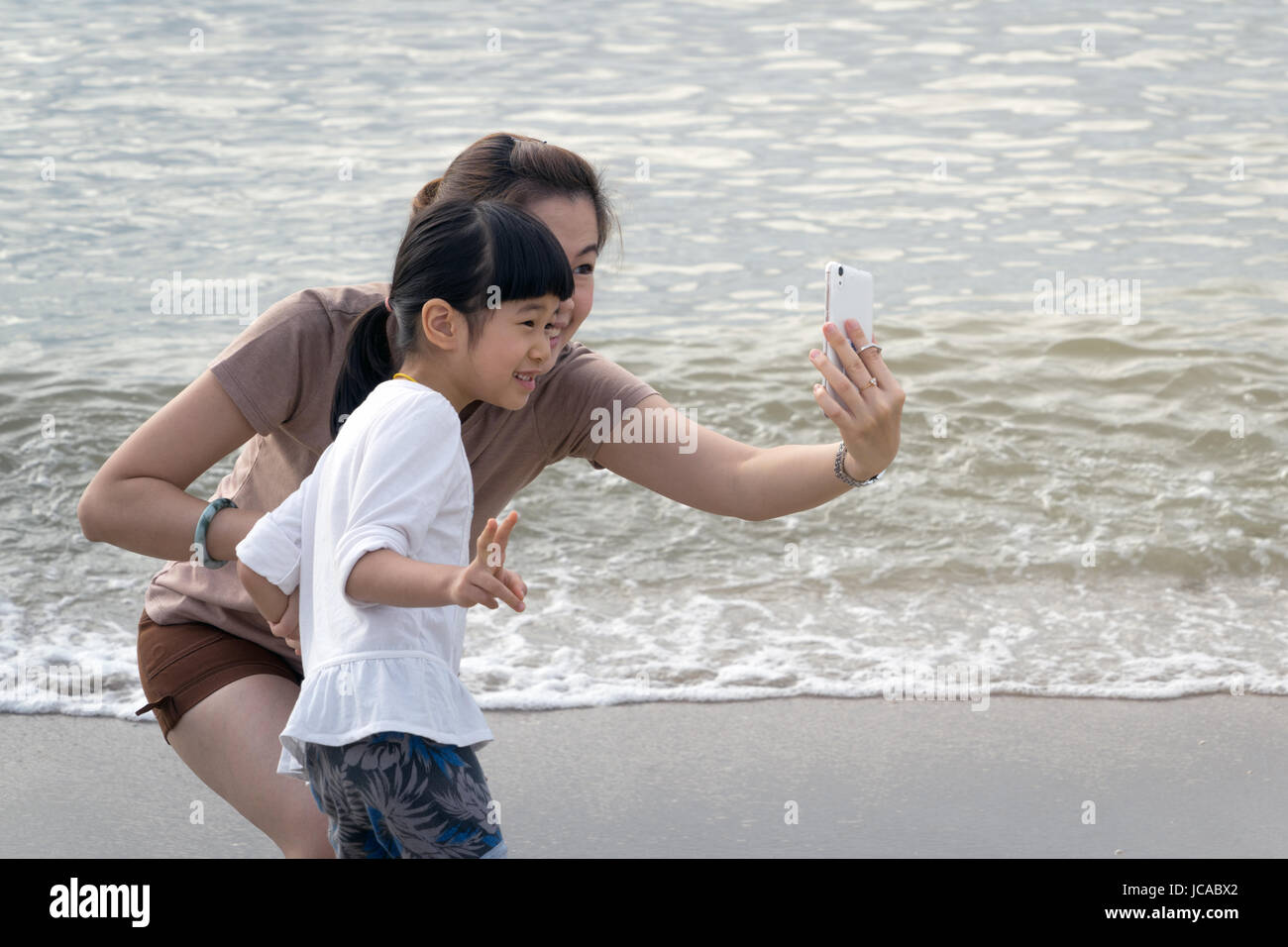 La madre e il bambino sullo sfondo di relazione Foto Stock