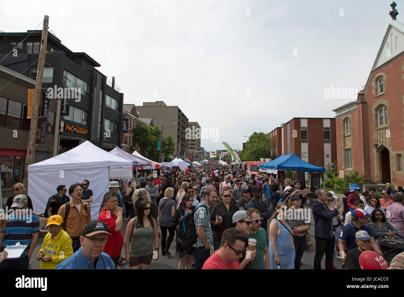 Una folla di persone partecipano al Festival di Lilla di Calgary, Canada. Il festival annuale è tenuto di 4th Street. Foto Stock