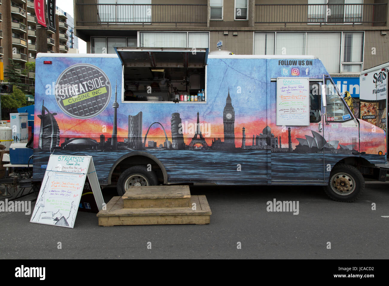 Il cibo è servito da un camion alimentari presso il Festival di Lilla di Calgary, Canada. Il festival annuale è trattenuto sulla 4th Street. Foto Stock