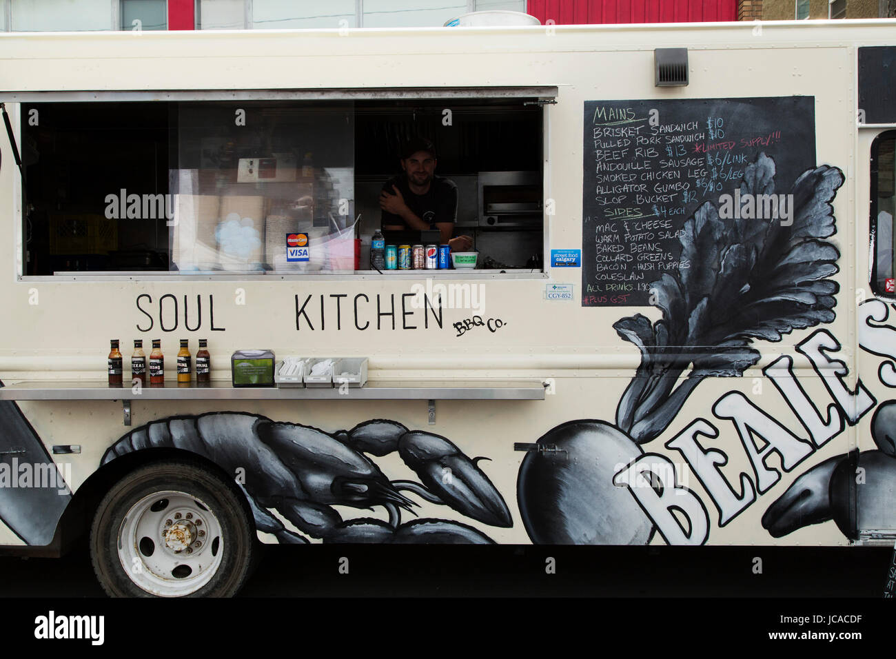 Il cibo è servito da un camion alimentari presso il Festival di Lilla di Calgary, Canada. Il festival annuale è trattenuto sulla 4th Street. Foto Stock