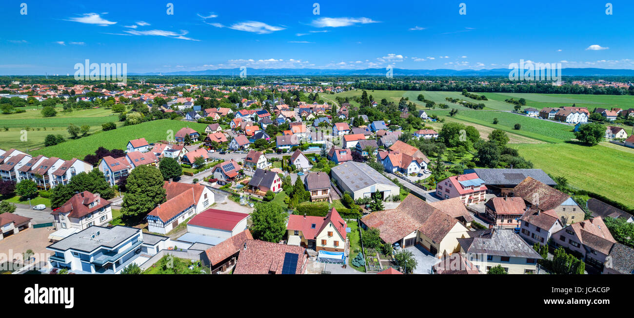Panoramica aerea di Eschau, un villaggio nei pressi di Strasburgo - Grand Est, Francia Foto Stock