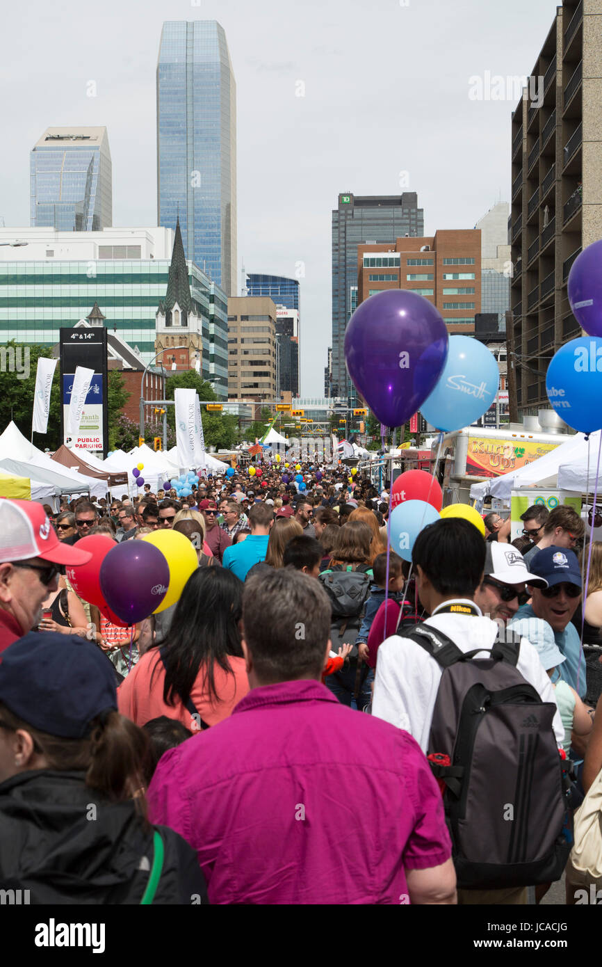 Una folla di persone partecipano al Festival di Lilla di Calgary, Canada. Il festival annuale è tenuto di 4th Street. Foto Stock
