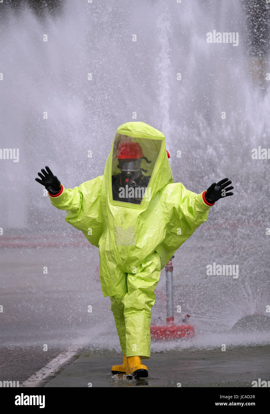 Uomo con un giallo tuta di protezione contro le radiazioni e agenti chimici  e aria inquinata Foto stock - Alamy
