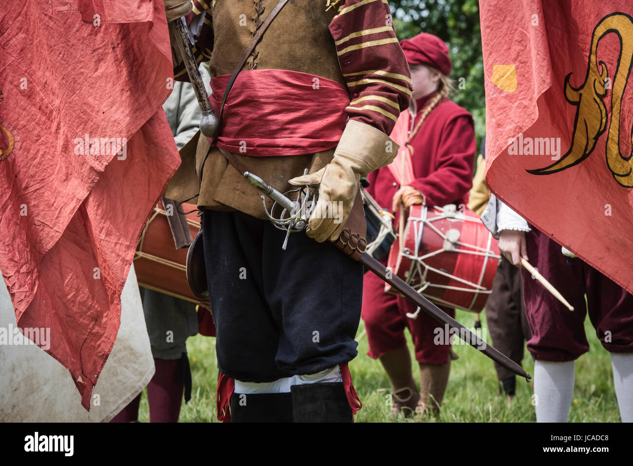 Guerra civile inglese portabandiera e tamburini in corrispondenza di un Nodo sigillato guerra civile inglese rievocazione storica evento. Charlton park di Malmesbury, Wiltshire, Regno Unito Foto Stock