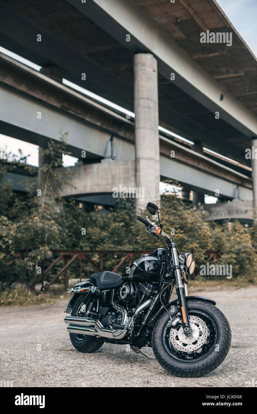 Motociclo moderno sulla città urban sfondo ponte Foto Stock