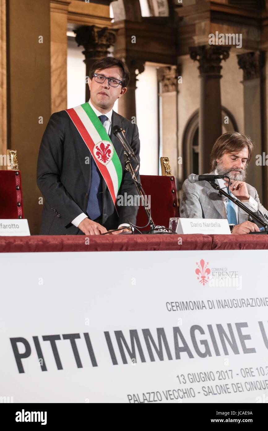 Firenze, inaugurazione Pitti Immagine Uomo in Palazzo Vecchio. Nelle piazze di esercito di paracadutisti Foto Stock