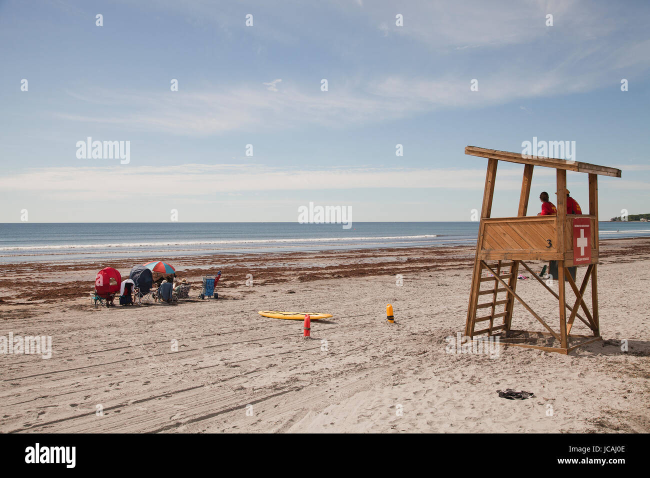 Torre bagnino e nuotatori su York beach, Stati Uniti d'America. Foto Stock