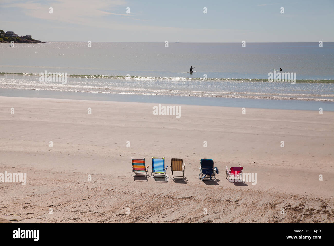 Sedie a sdraio sulla spiaggia e nuotatori nell'oceano di York beach, Stati Uniti d'America. Foto Stock