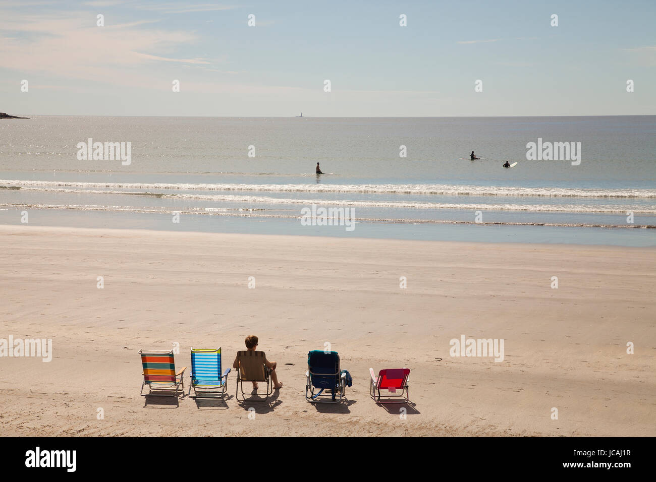 Sedie a sdraio sulla spiaggia e nuotatori nell'oceano di York beach, Stati Uniti d'America. Foto Stock