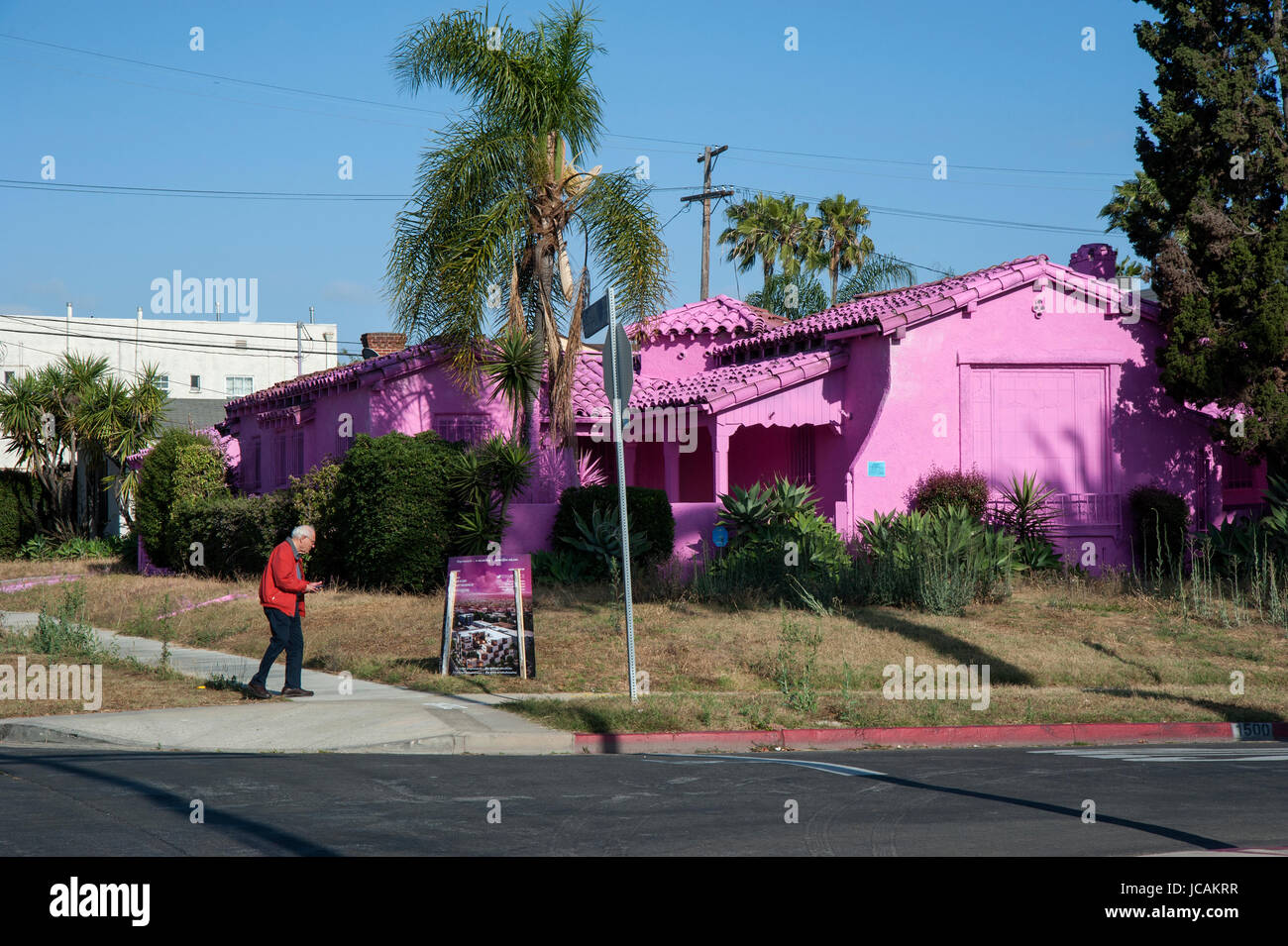 Quartiere case dipinte di color rosa luminoso come parte di un progetto artistico di Los Angeles, CA. curata da impermanente Art. Foto Stock