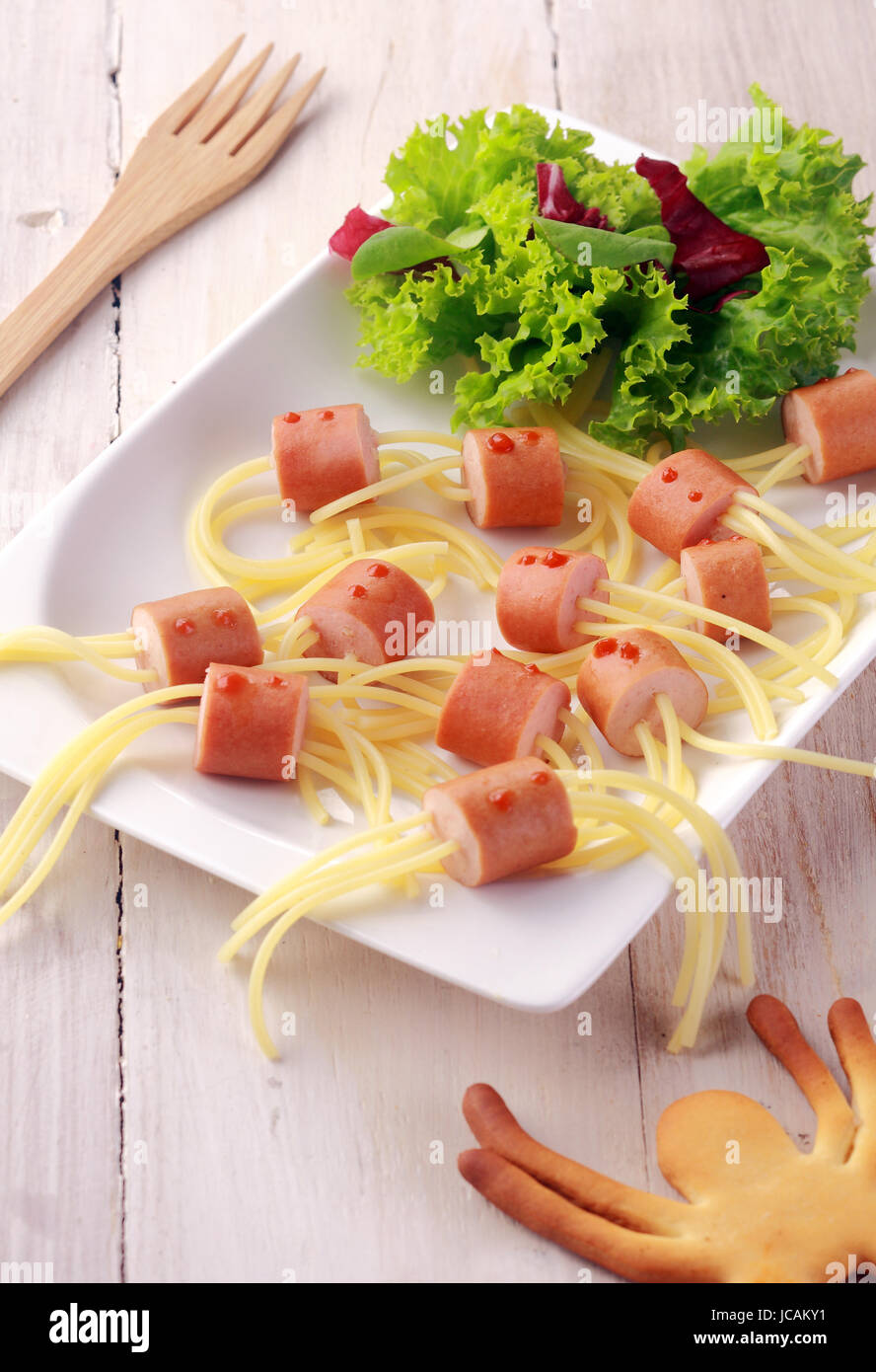 Wiener e Noodle Spider snack sulla piastra bianca con guarnire Shot dal di sopra Foto Stock