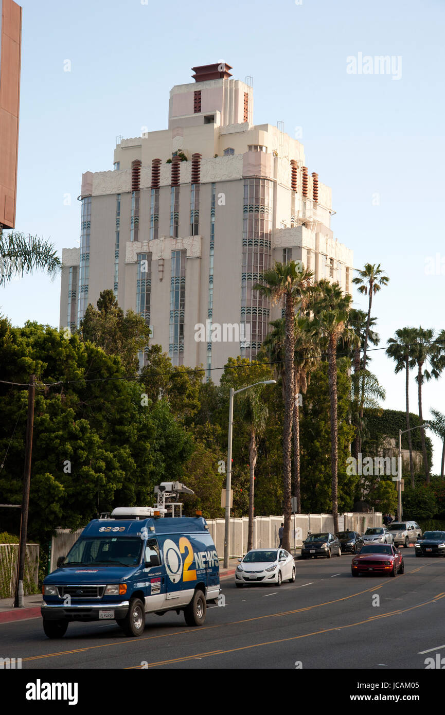 Un CBS News van guida sulla Sunset Strip passato l'art deco Sunset Tower hotel di Los Angeles, CA Foto Stock