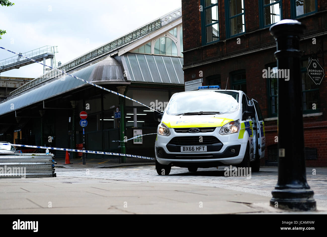 Metropolitan funzionari di polizia su allarme elevato nella zona centrale di Londra, dopo un recente attacco terroristico al mercato di Borough, la polizia a sigillare la scena del crimine area. Foto Stock