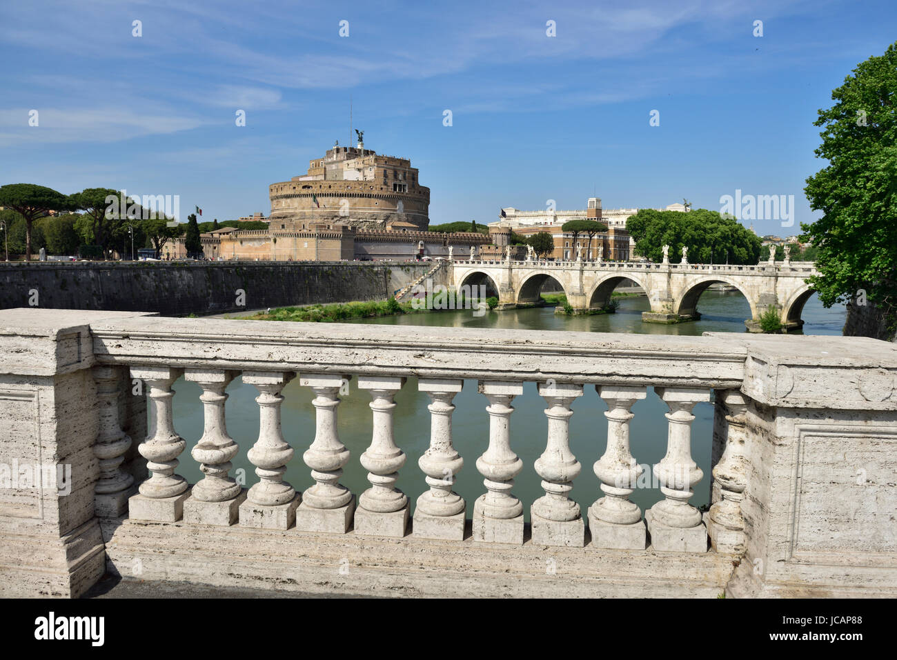 Antico Castel Sant'Angelo e Sant Angelo ponte pedonale sul fiume Tevere a Roma da Ponte Vittorio Emanuele II ponte Foto Stock