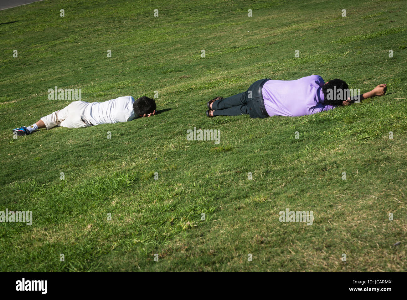 Due uomini del sonno, molo di Barangaroo Riserva, un nuovo progetto di rigenerazione creazione di capezzagna paesaggistico parco aperto lo spazio, Sydney, NSW, Australia Foto Stock