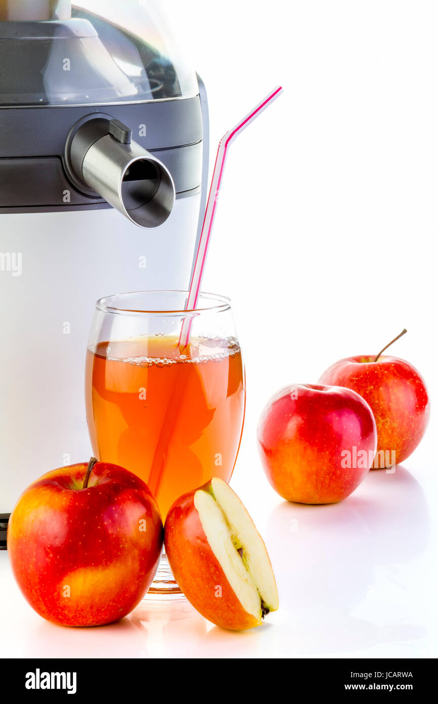 Centrifuga e succo di mela preparazione sani e freschi succhi di frutta su sfondo bianco Foto Stock
