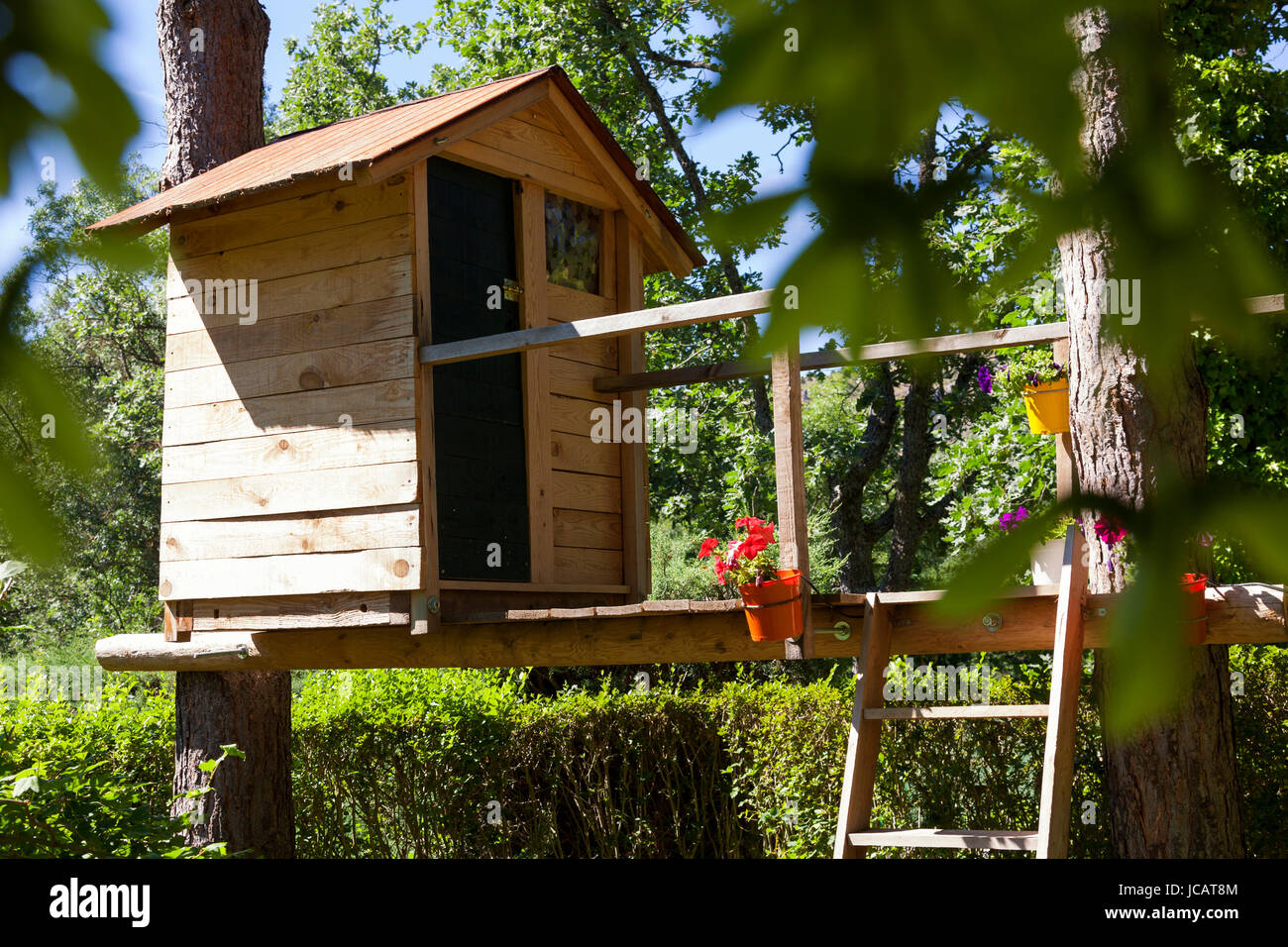 Giocare a casa costruita in una struttura ad albero Foto Stock