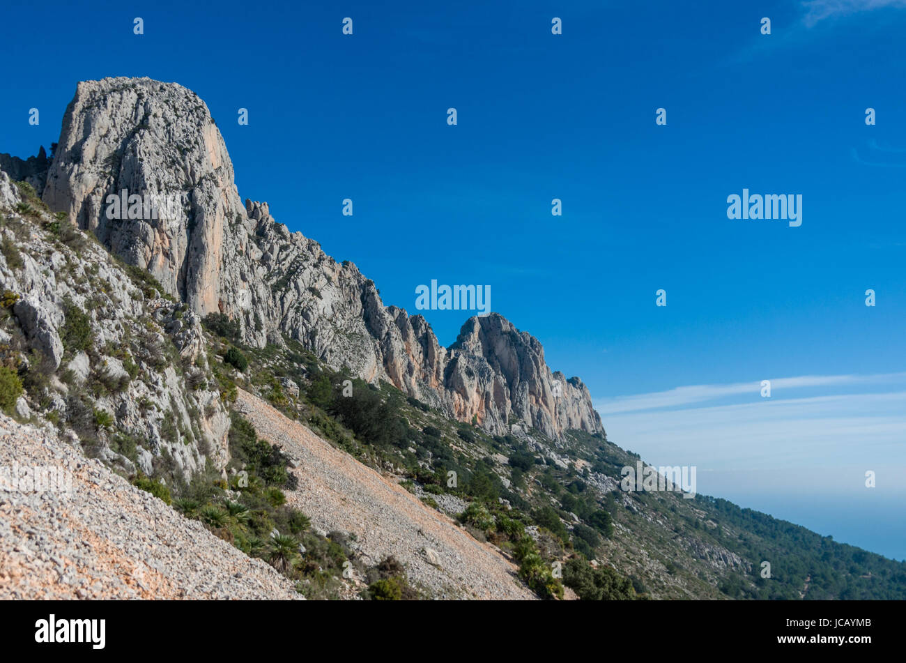 Vista dei picchi della Sierra de montagne Bernia gamma, vicino a Benidorm, Spagna. Foto Stock