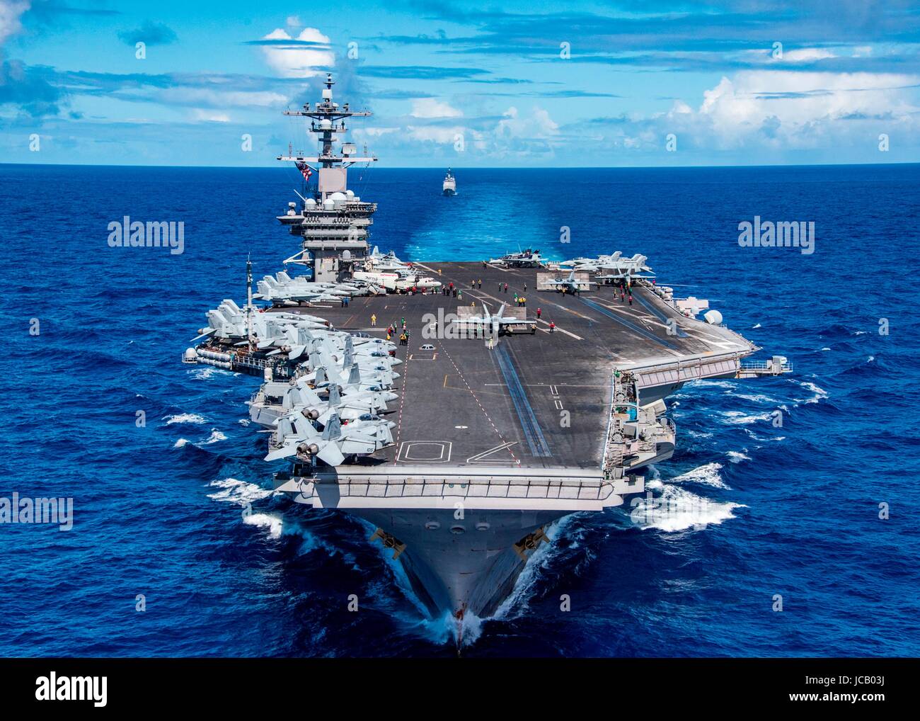 Gli Stati Uniti Nimitz Navy-class portaerei USS Carl Vinson scortato dalla Ticonderoga-class guidato-missili cruiser USS Lake Champlain durante le operazioni Giugno 12, 2017 nell'Oceano Pacifico. Foto Stock