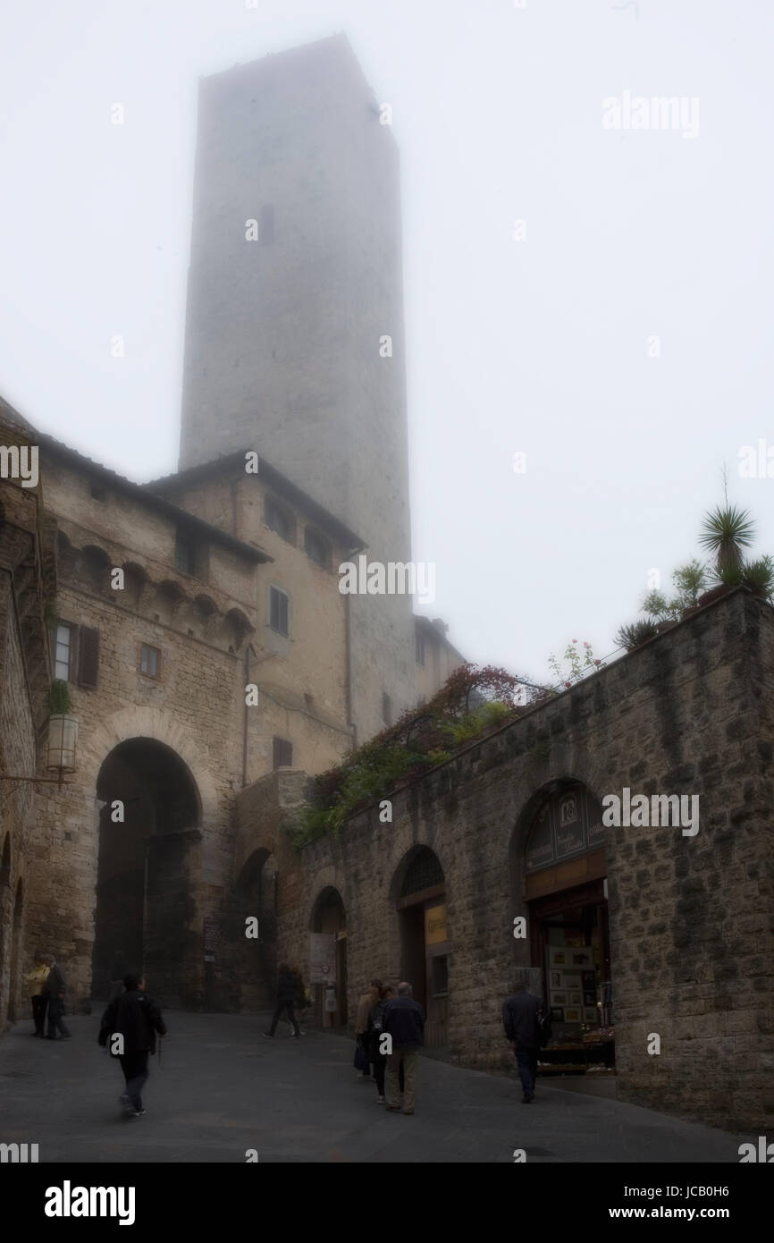Una foschia mattutina, Via San Matteo, San Gimignano, Toscana, Italia Foto Stock