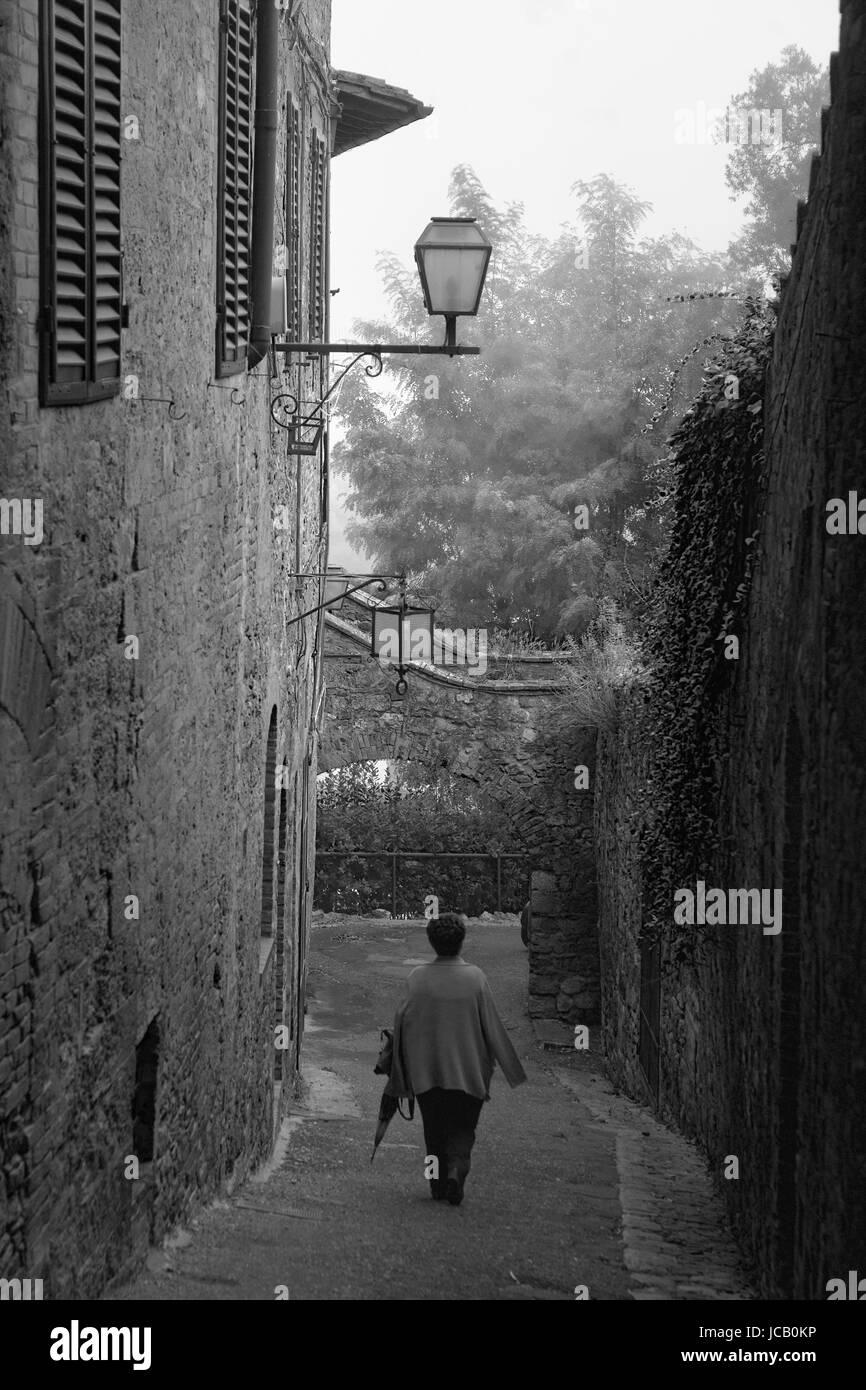 Una mattina misteriosa, vicolo Capassi, San Gimignano, Toscana, Italia: Versione in bianco e nero Foto Stock