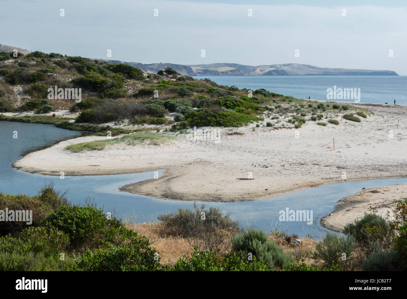 Mostra dove il fiume Bungala incontra Normanville Beach in South Australia, Australia Foto Stock