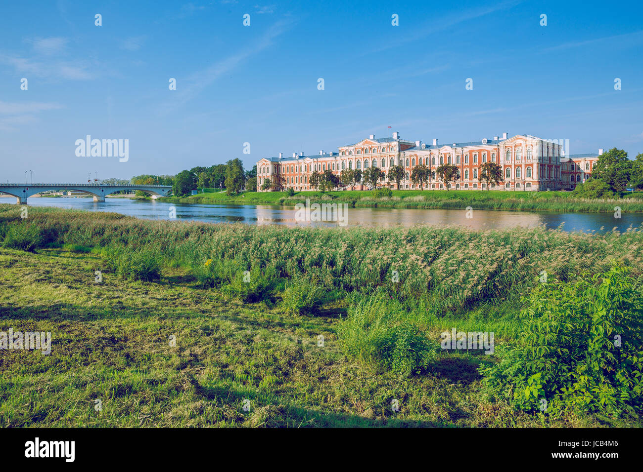 Il vecchio castello rosso in Jelgava, Lettonia. LLU - agricoltura lettone università. 2016 Foto Stock